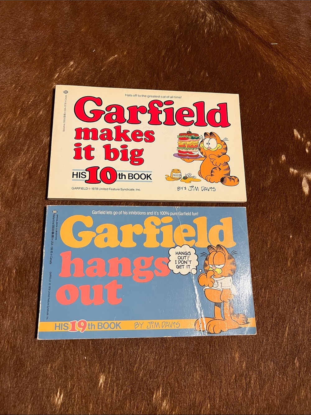 Garfield Makes It Big & Garfield Hangs Out Paperback Comic Book Set, black&white